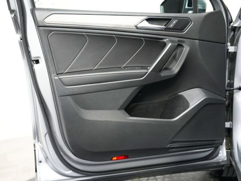 Used 2023 Volkswagen Tiguan SE w/ Panoramic Sunroof Package AWD/4WD image 11