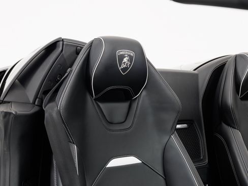 Used 2021 Lamborghini Huracan EVO RWD image 40