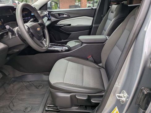Used 2024 Chevrolet Trax LT FWD image 18