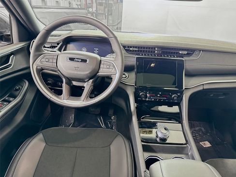 New 2025 Jeep Grand Cherokee L Altitude image 2