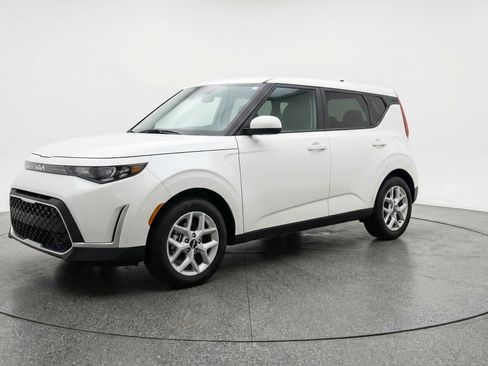 Used 2025 Kia Soul LX w/ LX Technology Package FWD image 3
