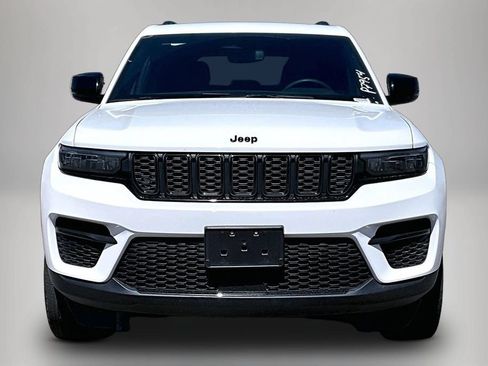 Used 2024 Jeep Grand Cherokee Altitude AWD/4WD image 2