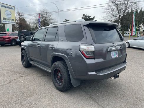 Used 2018 Toyota 4Runner SR5 Premium image 4