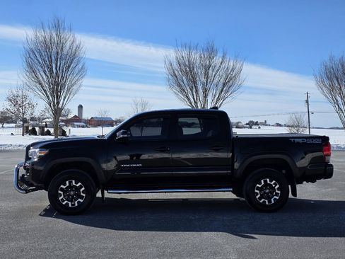 Used 2017 Toyota Tacoma TRD Off-Road image 5