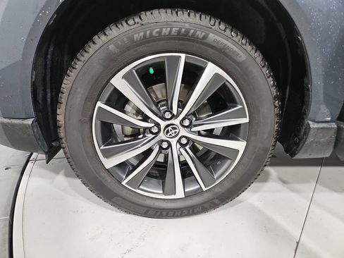 Used 2022 Toyota Venza LE image 27