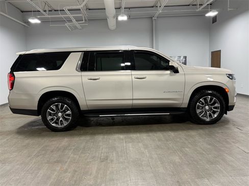 Used 2022 Chevrolet Suburban LT image 3