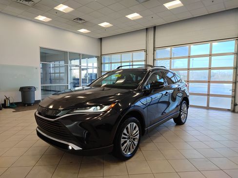 Used 2024 Toyota Venza XLE image 8