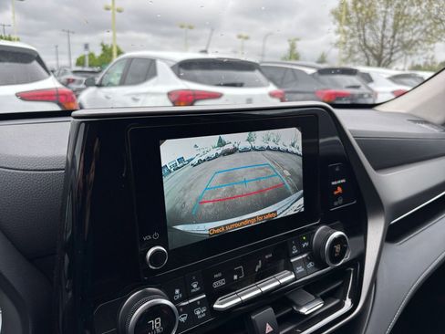 Used 2025 Toyota Highlander LE FWD image 25
