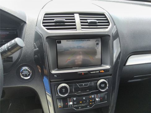 Used 2018 Ford Explorer XLT w/ Equipment Group 202A FWD image 33