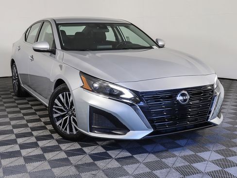 Used 2023 Nissan Altima 2.5 SV image 1