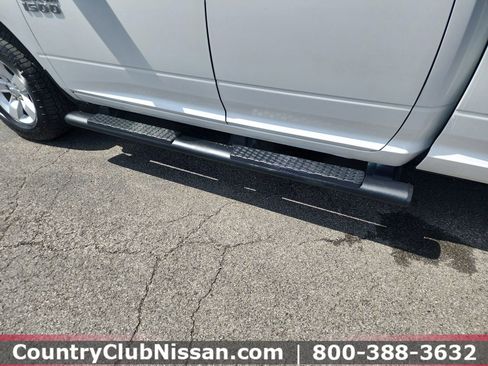 Used 2018 RAM 1500 Express AWD/4WD image 32