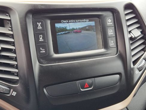 Used 2018 Jeep Cherokee Latitude w/ Cold Weather Group AWD/4WD image 32
