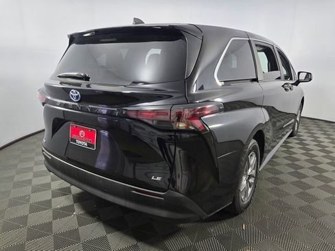 Used 2025 Toyota Sienna LE image 8