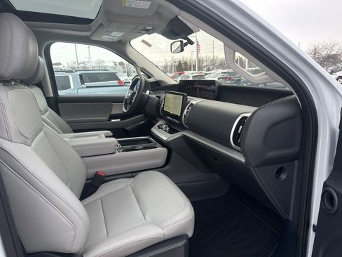 Used 2025 Ford Expedition Active image 36