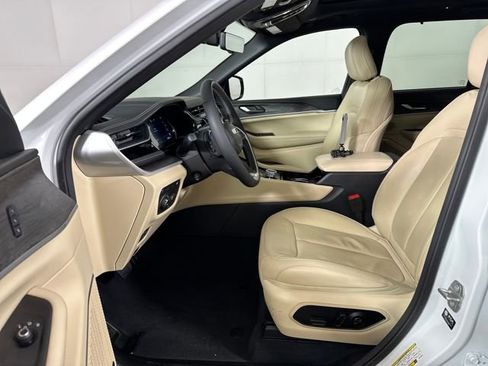 Used 2022 Jeep Grand Cherokee Limited 4xe w/ Luxury Tech Group II image 11