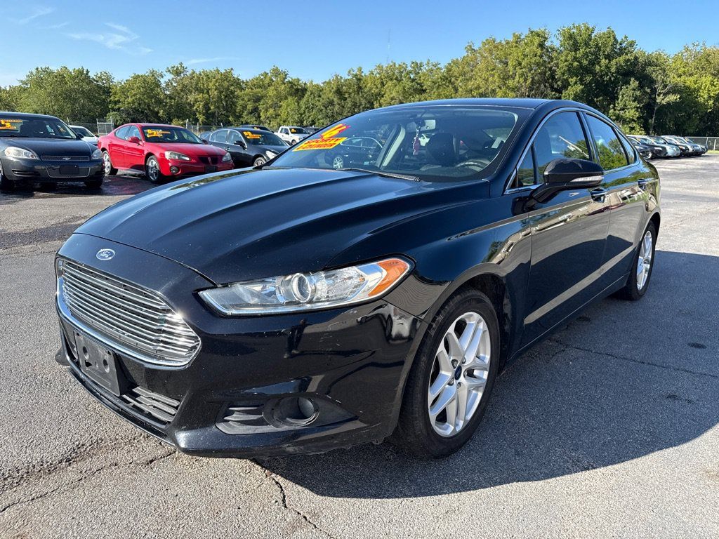 Used 2016 Ford Fusion SE w/ Equipment Group 202A FWD image 2