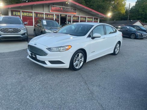 Used 2018 Ford Fusion SE FWD image 2
