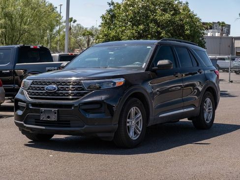 Used 2024 Ford Explorer XLT RWD image 3