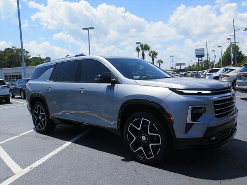 Used 2025 Chevrolet Traverse High Country FWD image 1