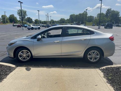 Used 2018 Chevrolet Cruze LT w/ Convenience Package FWD image 4