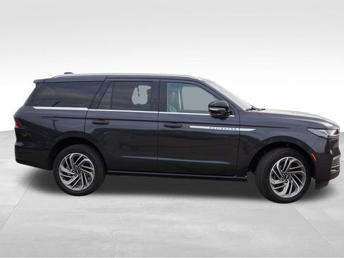 Used 2025 Lincoln Navigator Reserve AWD/4WD image 2