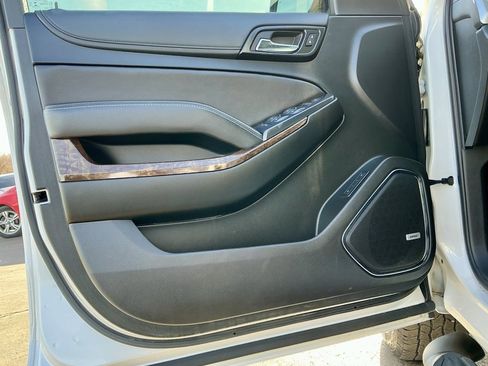 Used 2020 Chevrolet Suburban LT w/ Luxury Package image 40