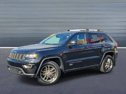 Used 2017 Jeep Grand Cherokee Laredo image 1