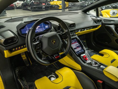 Used 2021 Lamborghini Huracan EVO RWD image 12