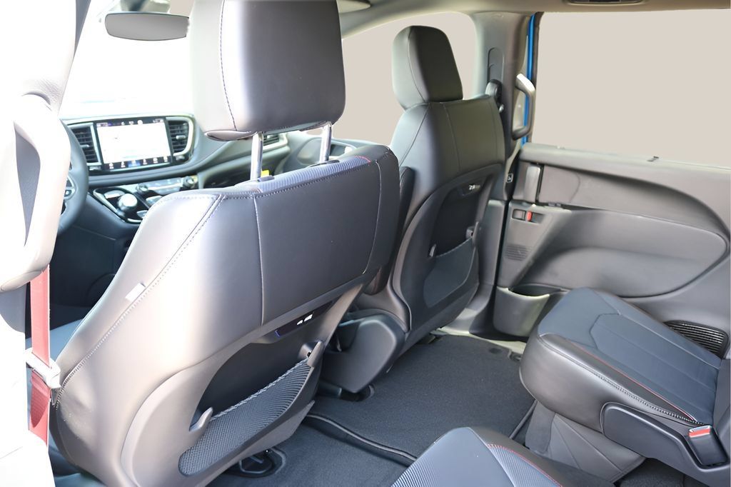 New 2027 Chrysler Pacifica Select FWD image 14
