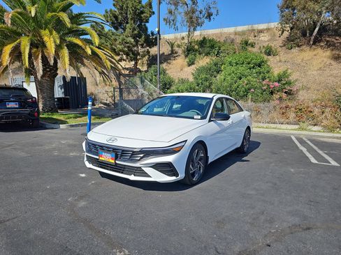 Used 2025 Hyundai Elantra Sport FWD image 3
