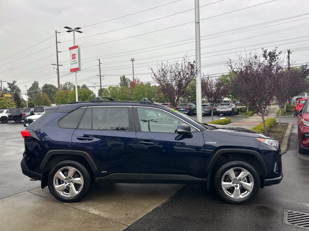 Used 2021 Toyota RAV4 XLE Premium AWD/4WD image 6