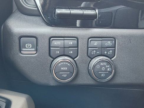 Used 2025 Chevrolet Silverado 2500 ZR2 w/ Technology Package image 25