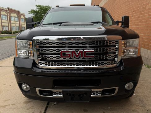 Used 2013 GMC Sierra 2500 Denali w/ Suspension Package, Off-Road AWD/4WD image 2