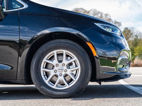 Used 2025 Chrysler Pacifica Select image 10