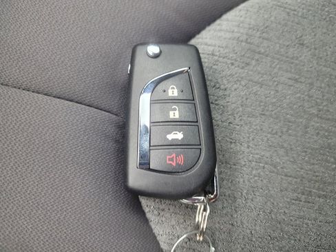 Used 2022 Toyota Camry LE image 32