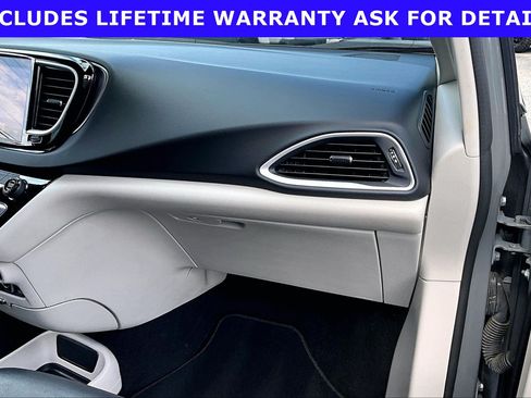 Used 2022 Chrysler Pacifica Touring-L FWD image 12