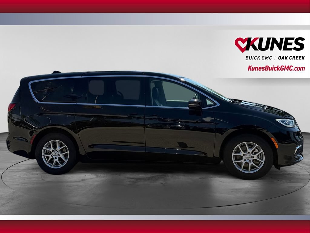Used 2024 Chrysler Pacifica Touring-L FWD image 12