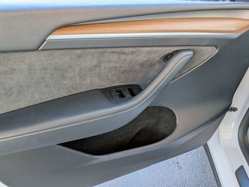 Used 2022 Tesla Model Y Long Range image 8