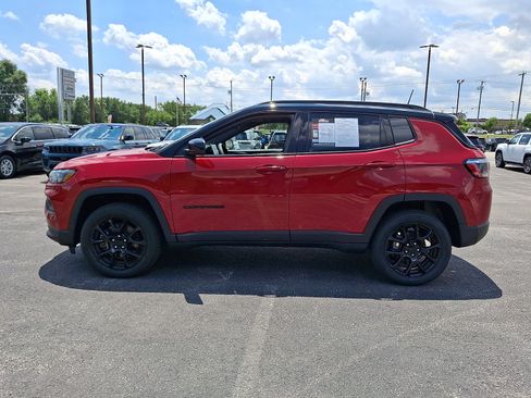 Used 2023 Jeep Compass Latitude w/ Sun and Sound Group AWD/4WD image 7
