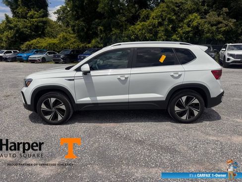 Used 2024 Volkswagen Taos SE w/ Panoramic Sunroof Package AWD/4WD image 2