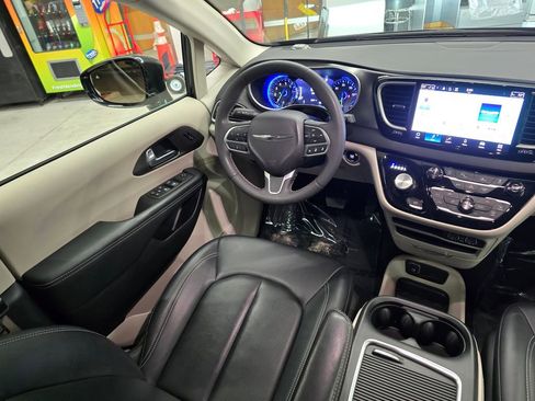 Certified 2024 Chrysler Pacifica Touring-L image 36