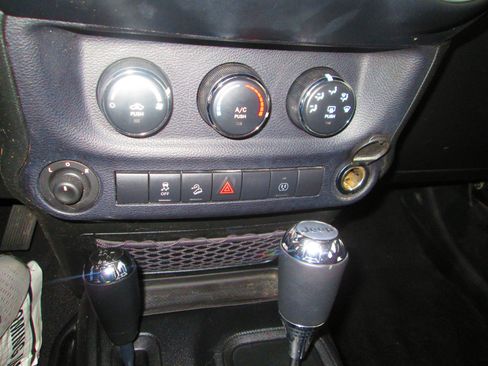 Used 2015 Jeep Wrangler Unlimited Rubicon image 21