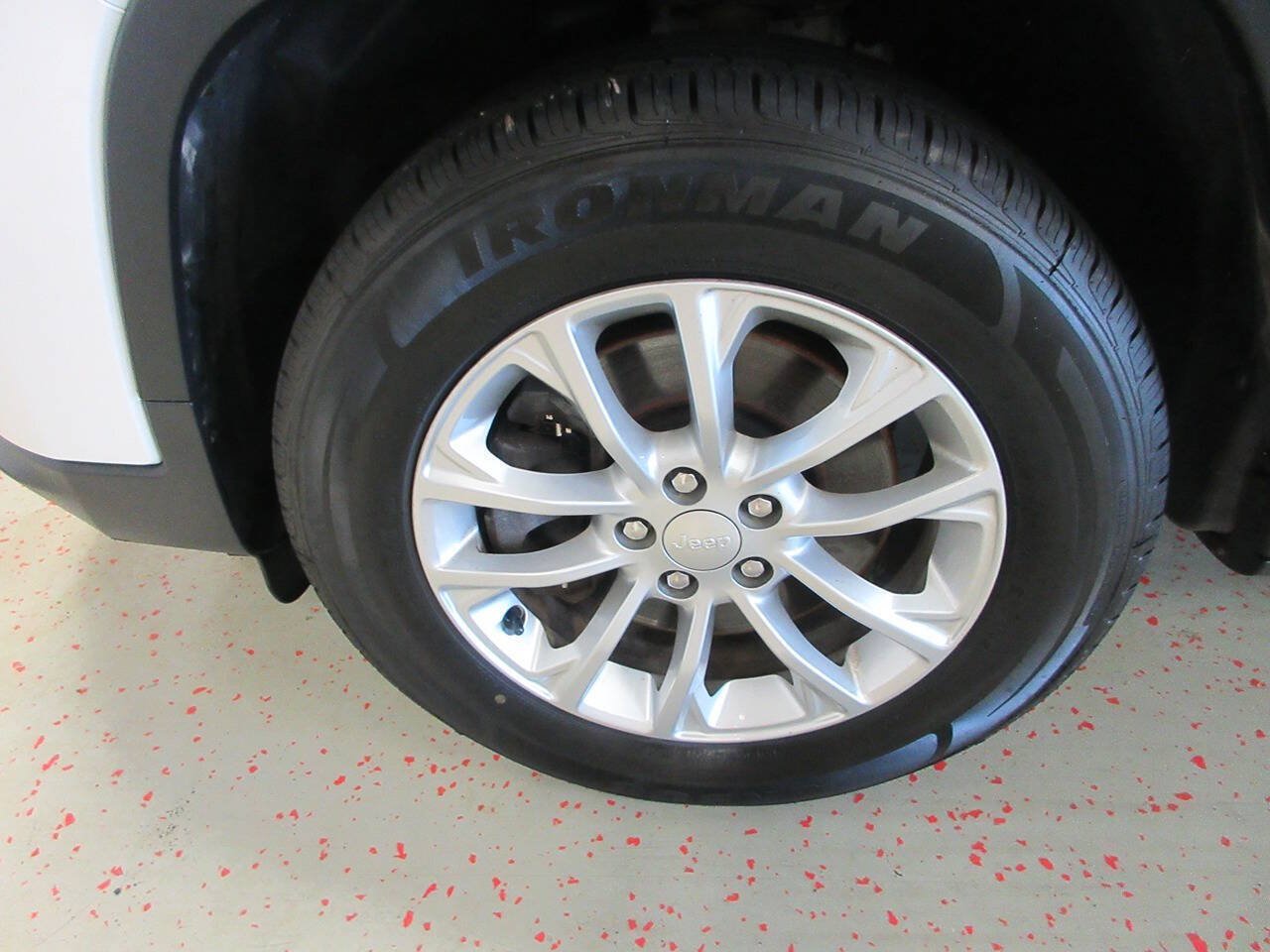 Used 2019 Jeep Cherokee Latitude w/ Cold Weather Group AWD/4WD image 17