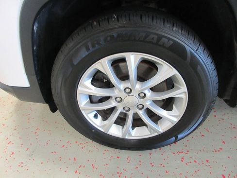 Used 2019 Jeep Cherokee Latitude w/ Cold Weather Group AWD/4WD image 17