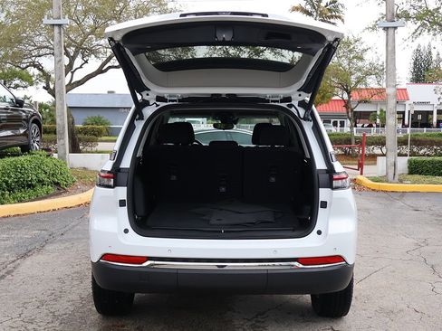 Used 2022 Jeep Grand Cherokee Laredo w/ Luxury Tech Group I image 19