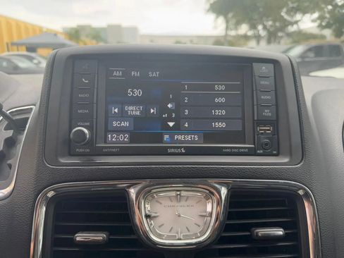 Used 2014 Chrysler Town & Country Touring FWD image 12