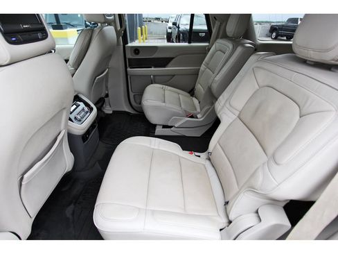 Used 2018 Lincoln Navigator Select w/ Technology Package RWD image 7