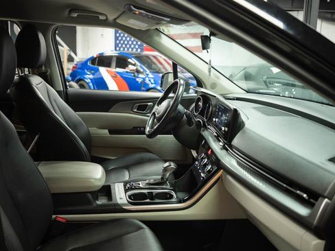 Used 2024 Kia Carnival LX image 13