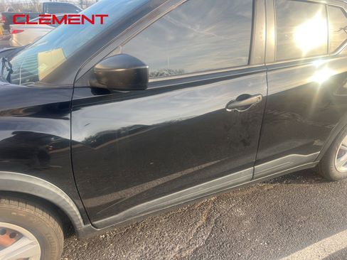 Used 2020 Nissan Kicks S image 2