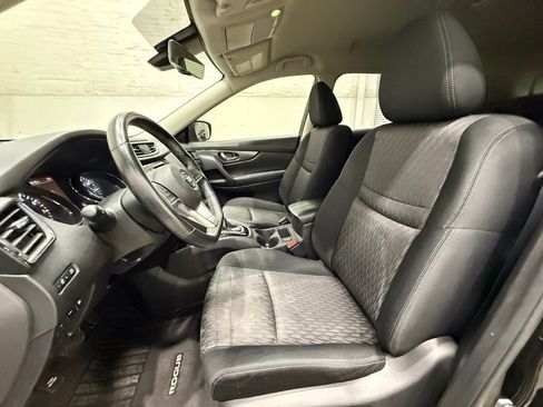 Used 2019 Nissan Rogue SV image 18